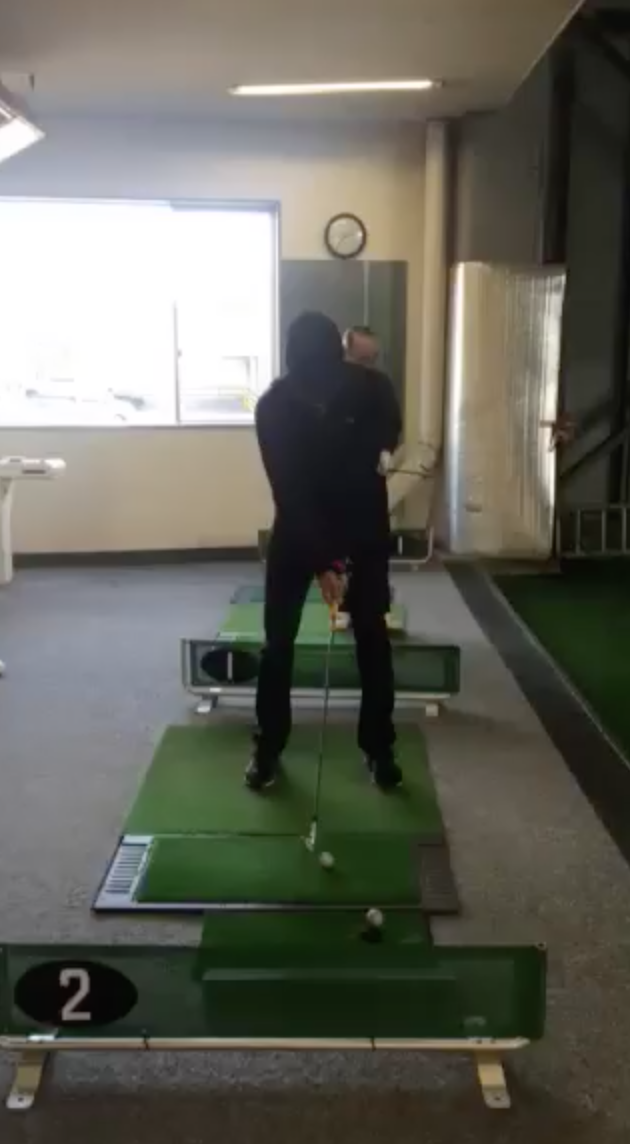 ゴルフスイングのマンツーマン動画